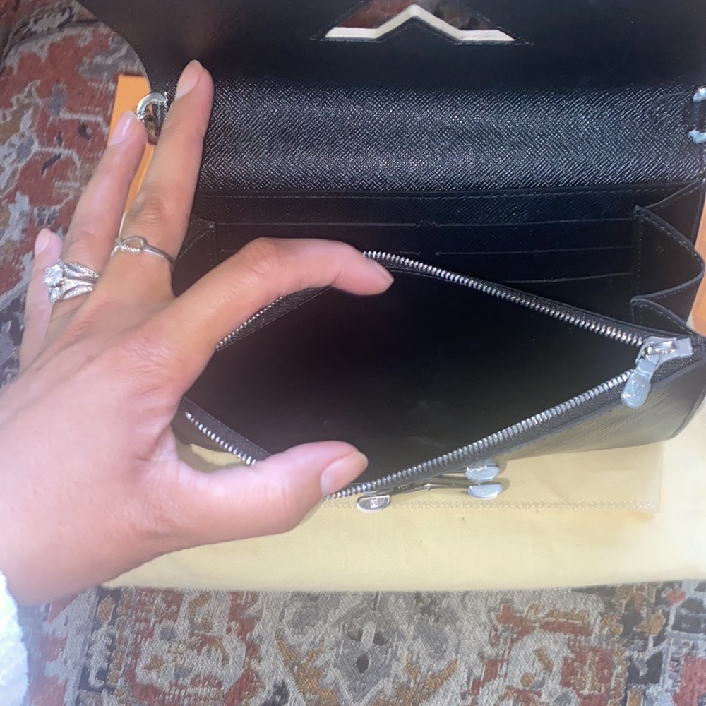 LOUIS VUITTON Epi World Tour Lock Twist crossbodybag/clutch LIMITED EDITION - Picture 8 of 13